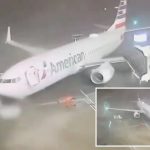 طوفانی عجیب؛ نمایش دیدنی از هواپیمای مسافربری که جابجا شد / ویدیو شگفت‌انگیز