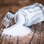 افزودن نمک به غذا، خطر ابتلاء به سرطان معده را تا ۴۱ درصد بالا می‌برد