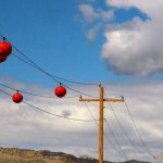 توپ‌های رنگی بر سیم‌های برق: شادی با طعم خطر!