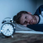 چگونه خواب بیش از حد یا کمتر از حد می‌تواند زندگی شما را ناخواسته دگرگون کند: حقایقی که نمی‌دانستید