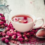 چطور با نوشیدن چای گل سرخ سلامتی خود را تضمین کنید؟ ۴ مزیت شگفت‌انگیز و روش تهیه دمنوشی جادویی!