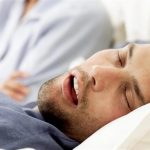 خوابیدن با دهان باز: نشانه‌ای هشدار دهنده از این بیماری پنهان!