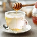 کشف قدرت‌های معجزه‌آسای آب و عسل: سلامتی در لیوان شما!
