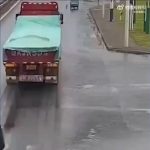 شاهکار فرار: موتورسوار و دور زدن محال از کامیون در حرکت + ویدئو