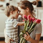 ۷ نشانه که فرزندتان دروناً به شما عشق ورزیده است