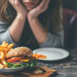 چگونه غذاهای بی‌کیفیت به دامان اضطراب و افسردگی می‌زنند؟