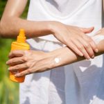 راهنمای کامل استفاده از ضد آفتاب: کدام SPF برای پوست شما ایده‌آل است؟