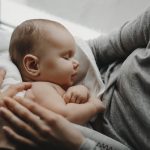 آیا در آغوش کشیدن بیش از حد نوزاد مفید است یا مضر؟