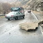 دو نفر بر اثر ریزش ناگهانی سنگ در جاده کندوان زخمی شدند