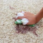 نحوه پاکسازی لکه‌های فرش با استفاده از محلول‌های جادویی خانگی