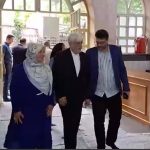 محمدرضا عارف و همسرش در محل رای‌گیری / فیلم