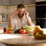 غذاهایی که باعث تشدید درد میگرن می‌شوند: مواد غذایی خطرناک برای افراد با میگرن