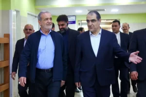 تصاویری از عیادت پزشکیان و وزیر دولت روحانی از لبنانی‌های بستری شده در تهران