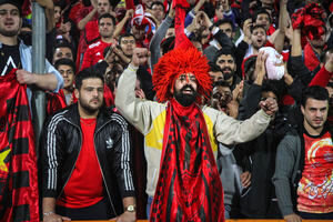 هواداران پرسپولیس در ورزشگاه بنری عجیب را بلند کردند