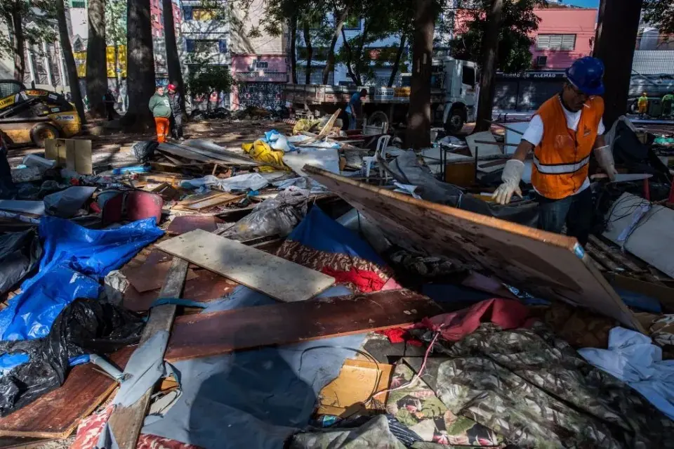 municipal-workers-remove-demolished-shacks-961086719_11zon