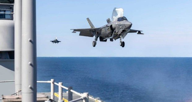 آمریکا برای اولین بار موفق به فرود جنگنده F-35B روی کشتی تهاجمی USS Kearsarge شد