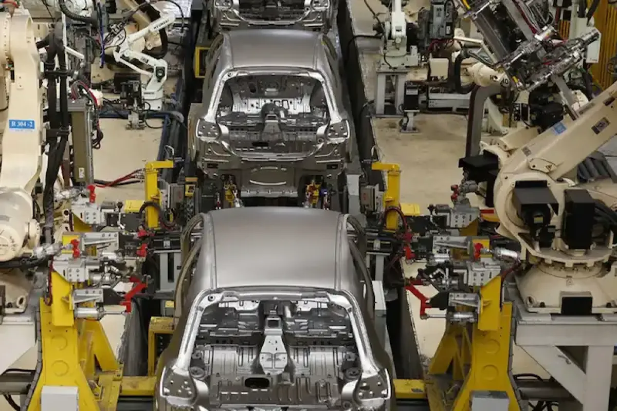 رانت ۶۶۰ همتی در جیب بازار/ خودروسازان همچنان زیان‌ده هستند